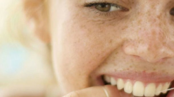 how to floss your teeth